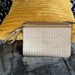 Guess flat wallet -EUC